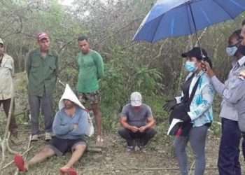 Authorities and agents of the Cuban police (right), together with practitioners of illegal gold mining in the province of Ciego de Ávila, central Cuba. Photo: Agencia Cubana de Noticias.