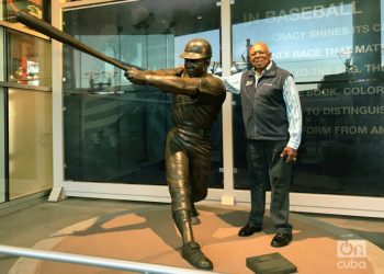 Tony Oliva next to a statue in his honor at entrance gate 6 of Twins Stadium in Minnesota. Photo: Marita Pérez Díaz.