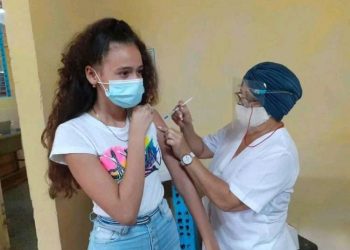 A Cuban teenager getting a COVID-19 vaccine in Artemisa. Photo: ACN/Archive.