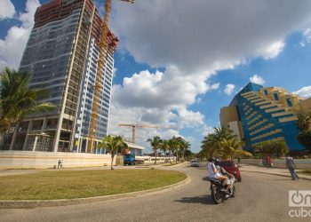 Hotels on 3rd and 70th streets, Miramar, Playa municipality. Photo: Otmaro Rodríguez.