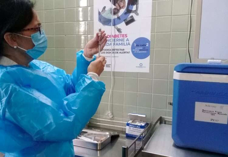 Preparation of a dose of a Cuban vaccine against COVID-19. Photo: @FinlayInstituto / Twitter / File.