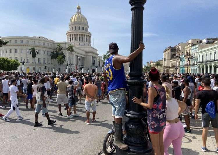 Cuban Capitol, in the background, one of the points of anti-government concentrations on July 11. Photo: https://twitter.com/reuterssarah