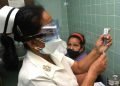A nurse gets ready to apply a dose of the Cuban COVID-19 Abdala vaccine. Photo: Modesto Gutiérrez Cabo/ACN/Archive.