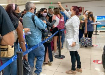 The national director of Epidemiology, quoted by Prensa Latina news agency, explained that the measures imposed by the health authorities are maintained at all points of entry into the country, such as physical distancing, washing hands and cleaning surfaces, and the mandatory use of the mask. Photo: Kaloian.