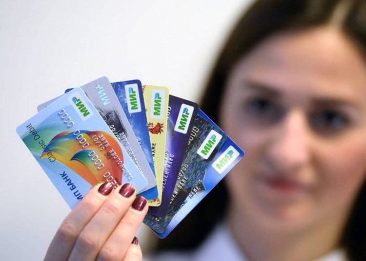 MIR payment cards, from Russia. Photo: bloomberglinea.com/Archive.