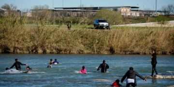 Migrants cross the Rio Grande into the United States, seen from Piedras Negras, Mexico, February 17, 2019. REUTERS/Alexandre Meneghini