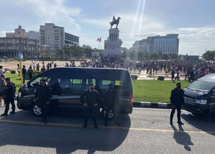 In the image, scenes from the protests of July 11, 2021 in Havana. Photo: @reuterssarah/Twitter/Archive.