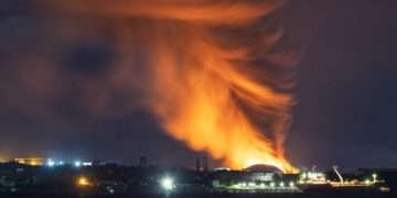 Fire in industrial zone of Matanzas. Night of August 7, 2022. Photo: Raúl Navarro González.