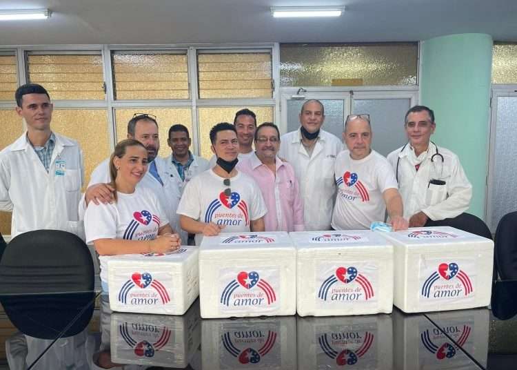 Cuban émigrés from the Bridges of Love project deliver a donation to Cuban health authorities to reactivate the liver transplant program for children, at the William Soler Hospital in Havana, on May 22, 2022. Photo: Carlos Lazo’s Facebook profile.