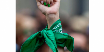 The green scarf symbolizes the fight for the legalization of abortion, mainly in Latin America but has become a global symbol. Cuba has more than 50 years of legal, free and institutionalized practice of abortion. Photo: Nurphoto