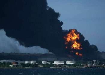 A huge column of smoke rises from the Matanzas Supertanker Base after a fire caused by an electrical storm a month ago. Photo: Alton Telegraph.