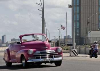 A classic car drives past the U.S. embassy in Havana. Photo: Ernesto Mastrascusa/EFE.