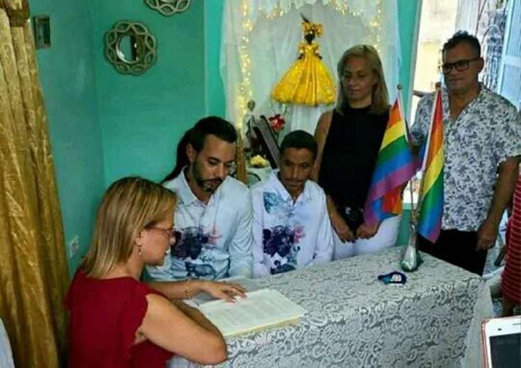 The marriage took place the same day that Cuba’s National Electoral Council (CEN) confirmed the victory of the “Yes” vote in the referendum that put the Family Code into force. Photo: Roberto Mesa/Facebook.