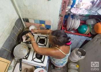 A lady prepares food in case the gas is turned off due to the warning of a cyclone at the end of September. Photo: Otmaro Rodríguez.
