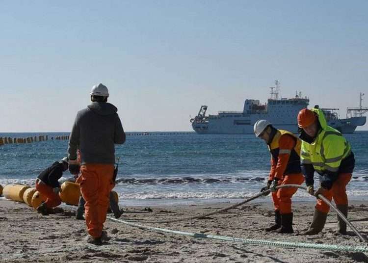 Workers from Orange Marine work on the installation of an undersea cable between Singapore and France, in 2016. Photo: BORIS HORVAT AFP/GETTY IMAGES/ELPAIS.