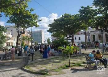 People in the Parque de los Suspiros, in Havana, waiting to carry out consular procedures at the United States Embassy, seen in the background. Photo: Otmaro Rodriguez.