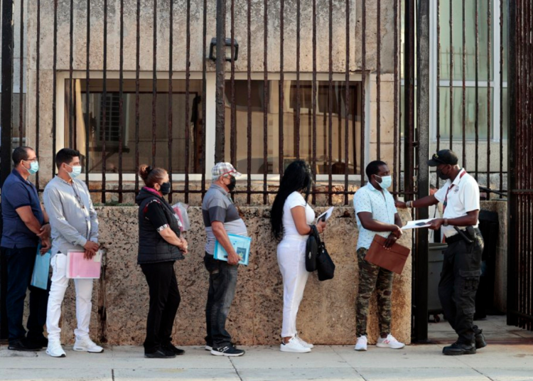 Several people arrive for their appointment at the U.S. embassy in Havana, on May 3, 2022. Photo: Ernesto Mastrascusa/EFE.