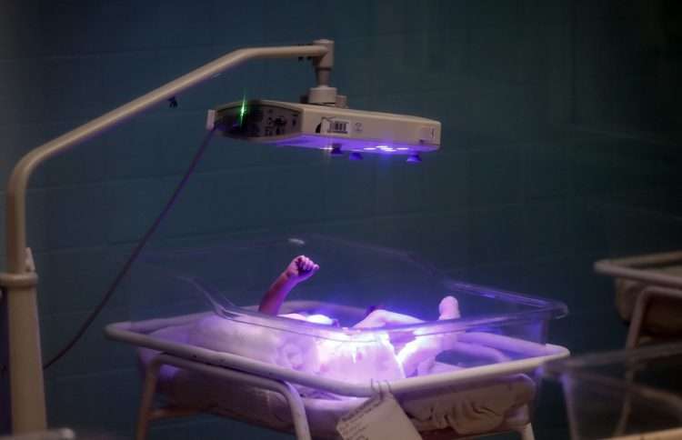 Neonatologieraum in einer Entbindungsklinik in Matanzas, Dezember 2022. | Bildquelle: OnCubaNews © EFE/Ernesto Mastrascusa | Bilder sind in der Regel urheberrechtlich geschützt
