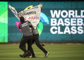 A protester sneaks into the field with a banner against the Cuban government, during the semifinal of the Baseball World Cup played between the United States and Cuba, at the LoanDepot park in Miami, Florida. Photo: Cristobal Herrera-Ulashkevich/EFE.