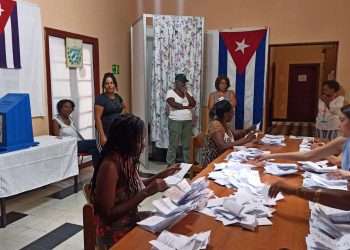 Members of a polling station carry out the vote count, at the close of electoral day, in Havana. Photo: Ernesto Mastrascusa/EFE.