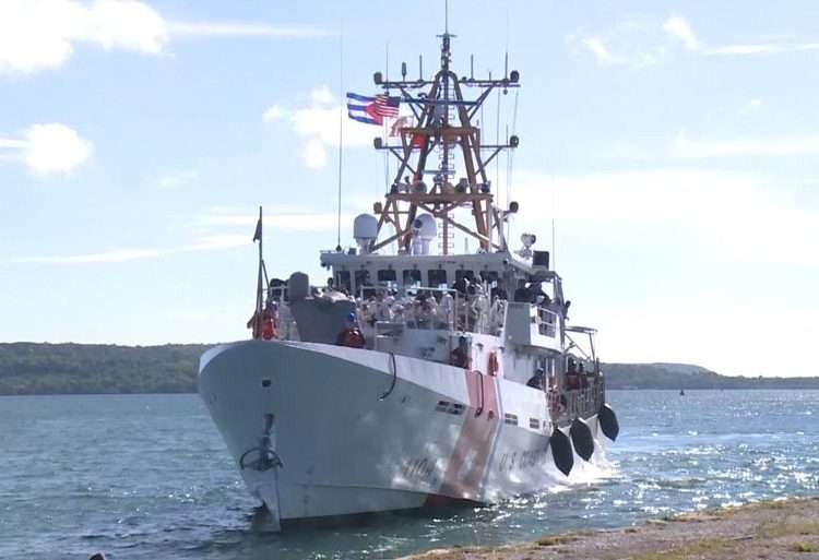 US-Küstenwache bringt im Hafen von Orozco in der Provinz Artemisa irreguläre kubanische Migranten zurück | Bildquelle: OnCubaNews © ACN | Bilder sind in der Regel urheberrechtlich geschützt