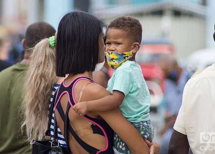 A mother with her son in Havana, Tuesday, May 31, 2022, after the Cuban authorities’ elimination of the mandatory use of the mask. Photo: Otmaro Rodriguez.