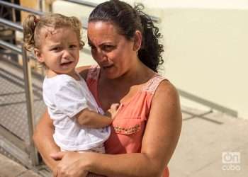 A Cuban mother with her daughter. Photo: Otmaro Rodriguez.