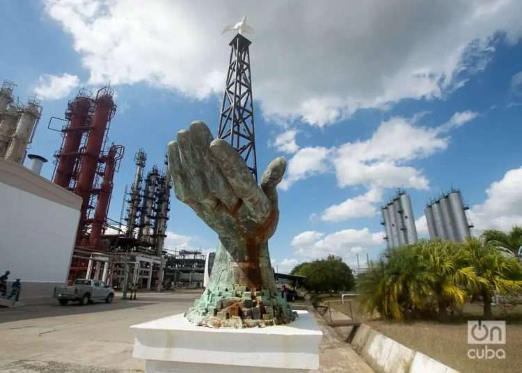 Cienfuegos refinery, center of a future collaboration project between Cuba and Russia, according to authorities from the Eurasian country. Photo: Otmaro Rodríguez.