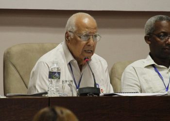 Ricardo Cabrisas informs the Cuban deputies on the progress of foreign investment in the country. Photo: Luis Jiménez Hechevarría/ACN
