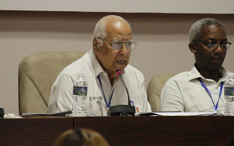 Ricardo Cabrisas informs the Cuban deputies on the progress of foreign investment in the country. Photo: Luis Jiménez Hechevarría/ACN
