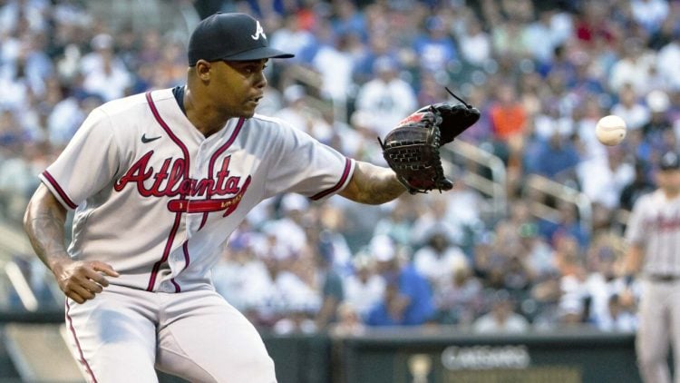 Braves closer Iglesias headed to IL with inflamed shoulder