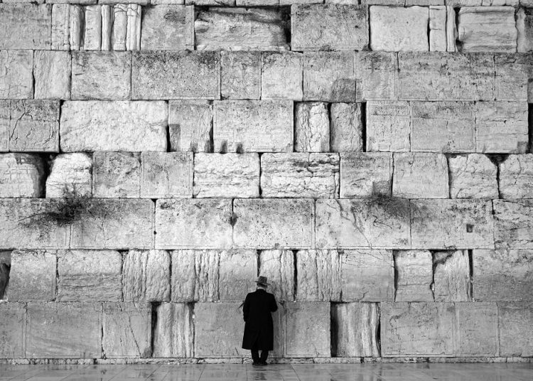 An ultra-orthodox Jew prays in the Kotel, at night and in the rain. Photo: Alejandro Ernesto.