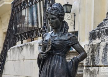 Sculpture of Cecilia Valdés in Old Havana. Photo: Kaloian.