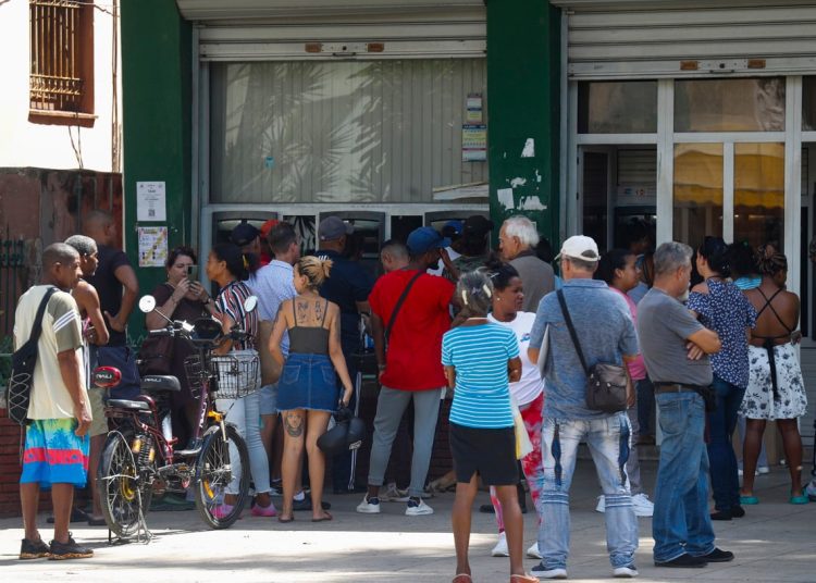 Several people line up at a bank’s ATM in Havana (Cuba). EFE/Yander Zamora (10/12/2023).
