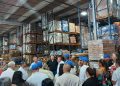 Former congressman Joe García speaks to private entrepreneurs from Cuba visiting Miami, in a warehouse of the Atlantic Grocery Supply Company, along with its executives. Photo: OC.