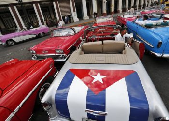 American cars in Havana, March 2023. Photo: EFE/Ernesto Mastrascusa.