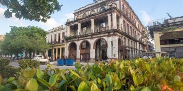 Former Isla de Cuba Hotel, today an abandoned building in the heart of Havana. Photo: Otmaro Rodríguez.