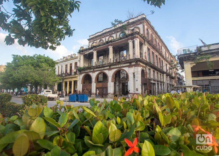 Former Isla de Cuba Hotel, today an abandoned building in the heart of Havana. Photo: Otmaro Rodríguez.