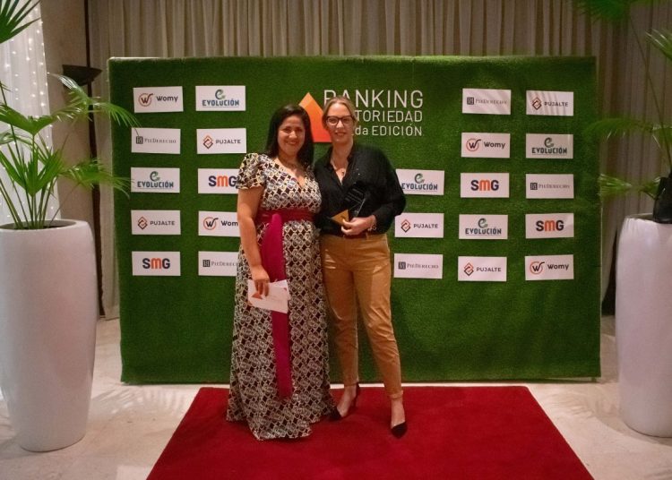 Marelys Castillo (right), general manager of Katapulk, together with Suselmis Martín, general director of SMG Branding, an enterprise that organizes the Notoriety Ranking of Private Brands in Cuba. Photo: Courtesy of SMG.