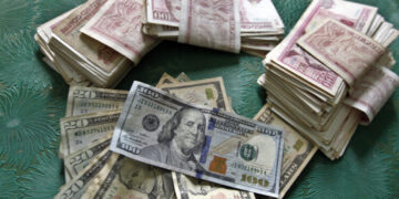 U.S. dollars and Cuban pesos (CUP). Photo: Ernesto Mastrascusa/EFE.