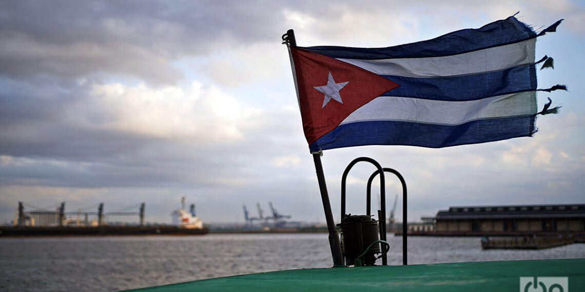 The Cuban flag flying on the roof of the old and battered small boat that makes the trip between Havana, Casablanca and Regla a hundred times a day. Photo: Alejandro Ernesto.
