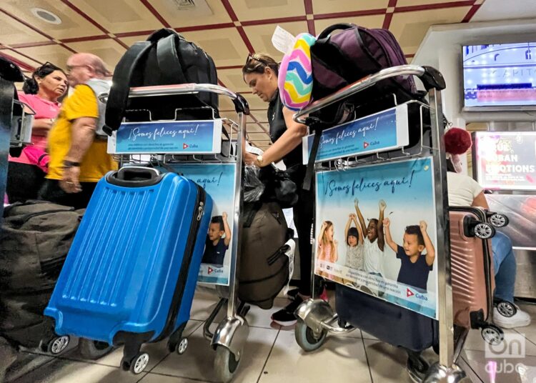 Travelers at Cuban airport. Photo: Kaloian/Archive.