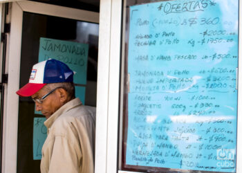 A man leaves a private market in Havana, before the government established capped prices for some products. Photo: Otmaro Rodríguez.