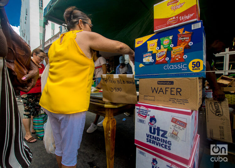 Sale of products by private businesses at the Galiano street fair in Havana. Photo: Otmaro Rodríguez.