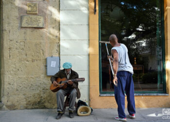 An elderly man plays for tourists in Old Havana. Photo: Alejandro Ernesto/Archive.