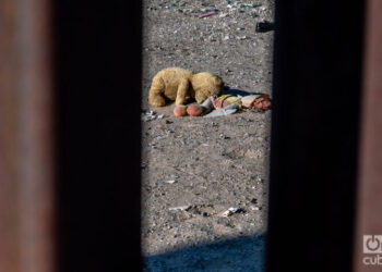 Objects found on the wall that rises on the border between the United States and Mexico. Photo: Kaloian.