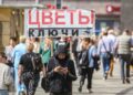 Passers-by in Moscow, Russia, summer 2024. Photo: EFE/EPA/YURI KOCHETKOV.