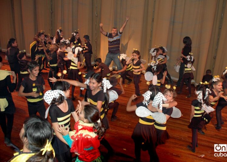 Celebrations after the curtain fell after four performances of the play “Elpidio Valdés y Los Van Van”, by La Colmenita, which brought together 24,000 spectators. Photo: Kaloian.