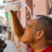 A man splashes himself with water to cool off from the intense summer heat. Photo: Otmaro Rodríguez.