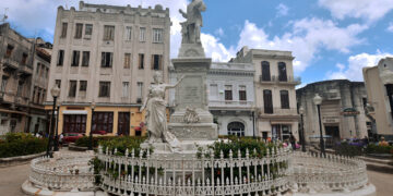 Monument to Francisco de Albear in the small plaza of the same name in Havana. Photo: Otmaro Rodríguez.